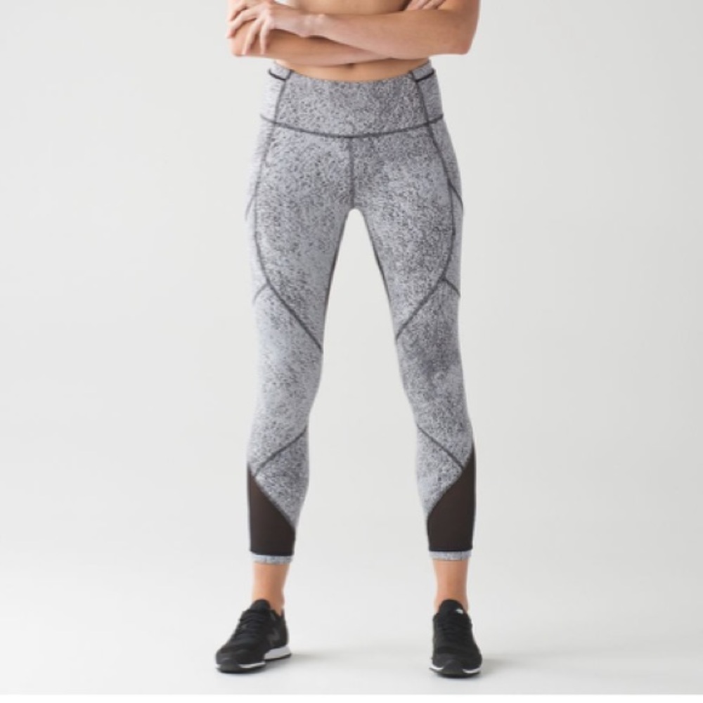✨Lululemon Athletica Outrun Tight Sz 4✨ - Picture 2 of 10